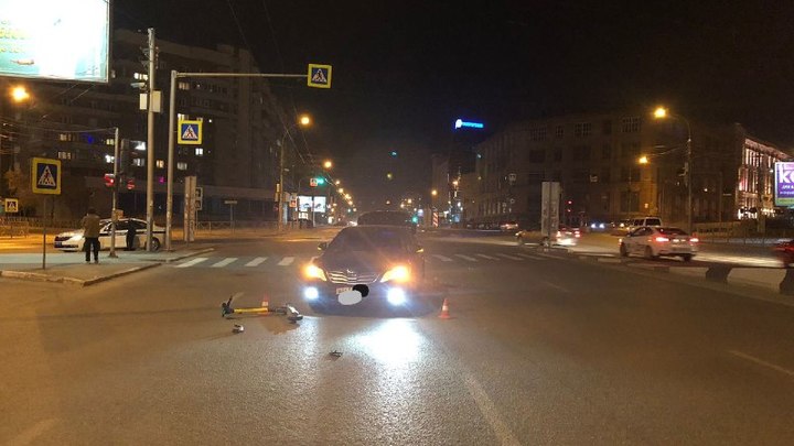 В центре Новосибирска Toyota Camry сбила юношу на самокате