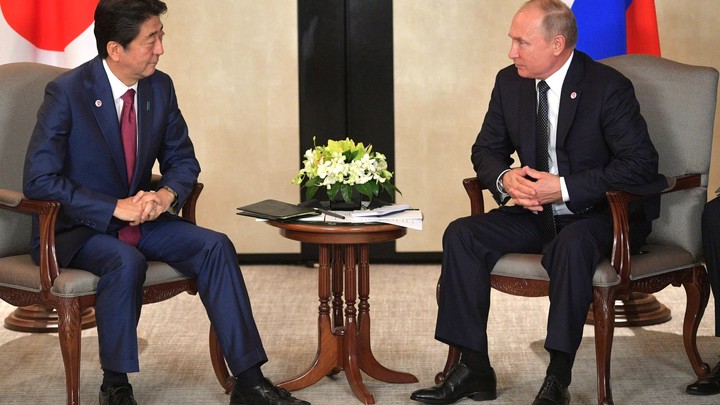 Двери плотно закрыты: Путин и Абэ продолжают разговор более двух часов
