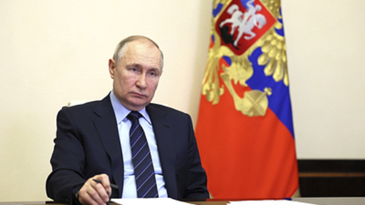 Путин потребовал повысить безопасность Крымского моста после украинского теракта