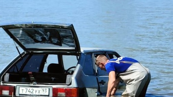 Со дна озера под Новороссийском подняли бесхозный автомобиль