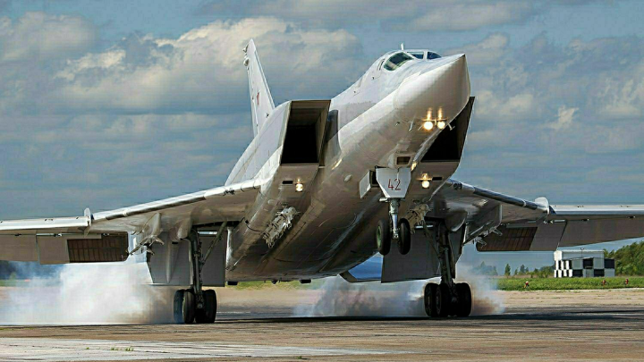 В небе Ту-95 и беспилотники: в Киеве на фоне воздушной тревоги раздались взрывы