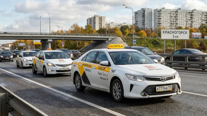 В Подмосковье нейросеть начала массово проверять таксистов
