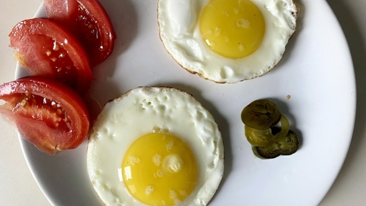 Врач-диетолог Королева посоветовала не есть на завтрак копченую, жареную и острую пищу