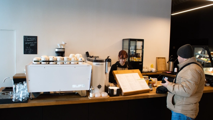 Села под стол и заплакала: с официанткой из Челябинска случилось предновогоднее чудо