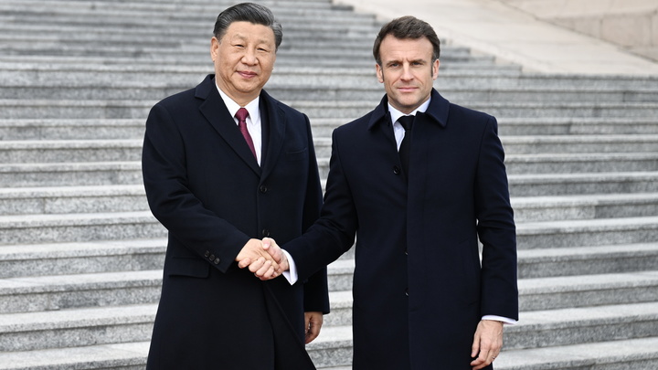 Очередной конфуз в Китае: Макрон даже скривился