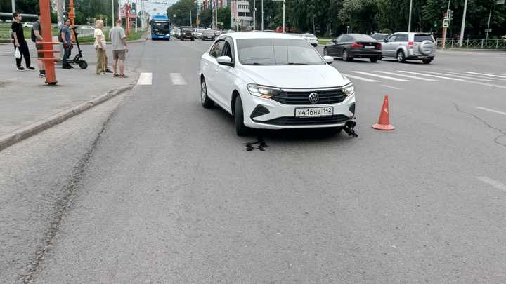 В Кемерове подросток на электросамокате столкнулся с машиной на проспекте Химиков