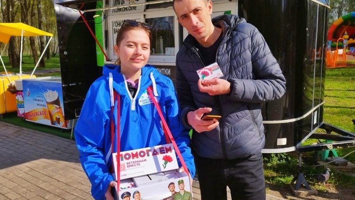 В честь Великой Победы: Георгиевские ленточки и красные гвоздики в Пушкинском