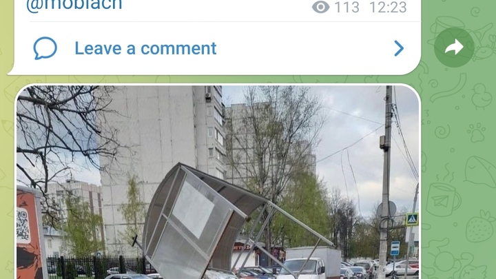 В Красногорске остановка упала на иномарку