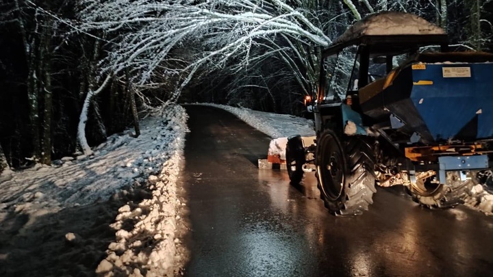В Сочи спецтехника всю ночь расчищала городские территории от снега и наледи