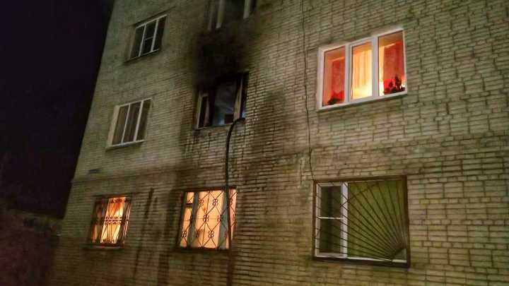 В Кургане из горящей пятиэтажки ночью эвакуировали 50 человек