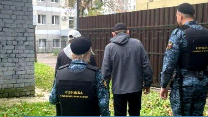 В Брянске полиция задержала копавших возле суда мужчин, искавших мед