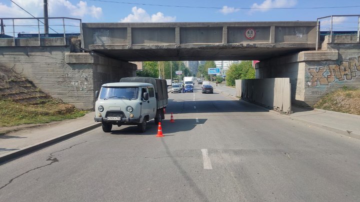 Фургон УАЗ сбил в Екатеринбурге 9-летнего ребенка, спешившего в аптеку
