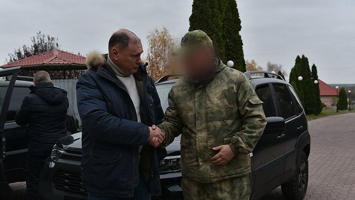Депутаты Ростовской области отправили в зону СВО два новых внедорожника