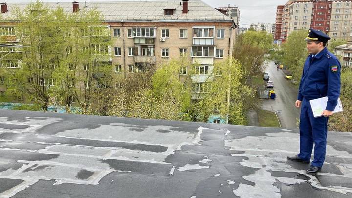 Прокуратура ускорила ремонт дырявой крыши в Челябинске