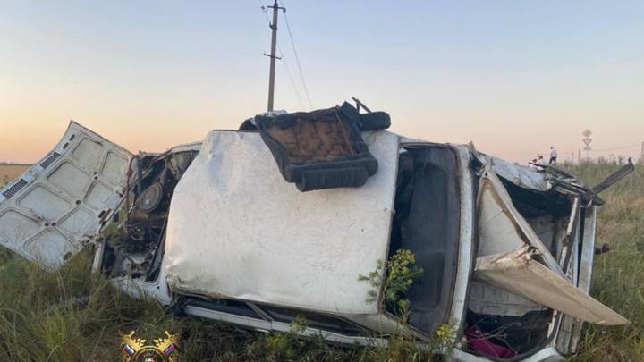 В Ейском районе легковушка вылетела в поле и перевернулась, две женщины погибли