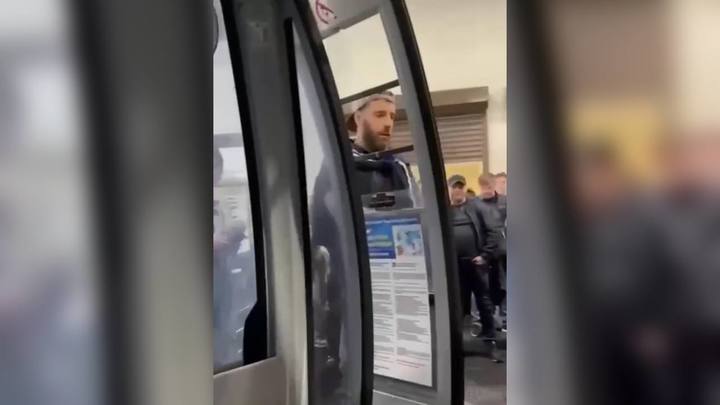 Выталкивайте её, вся горнолыжка стоит: на Розе Хутор девушку за ногу вытащили из кабинки канатки