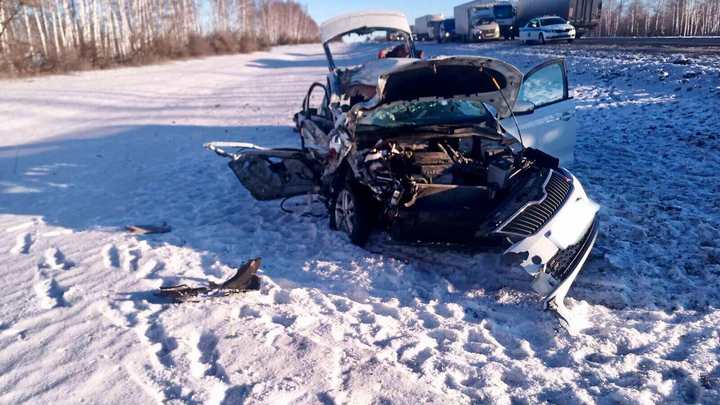 В Самарской области столкновение легкового автомобиля и тягача привело к трагедии