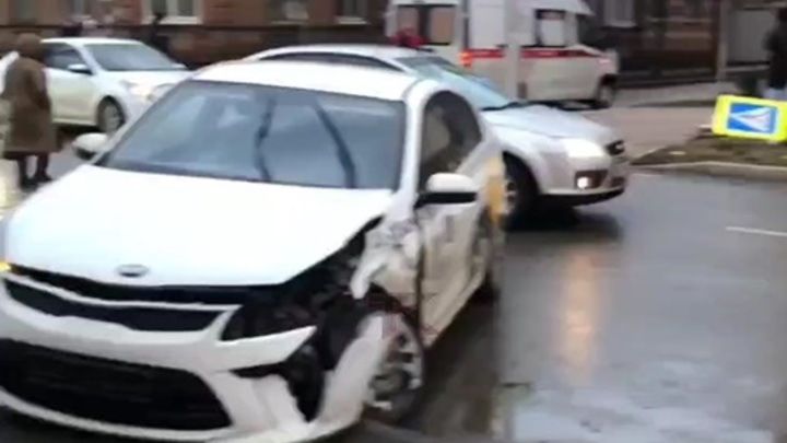 В Краснодаре на перекрёстке столкнулись два автомобиля такси