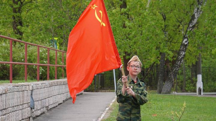 Флаги и каша, цветы и автоматы: Как отмечали День Победы в Пушкинском