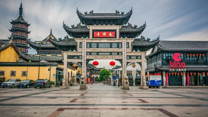 Сиди дома, а то унесёт. В Китае худым людям запретили выходить из дома из-за урагана. И это не шутка