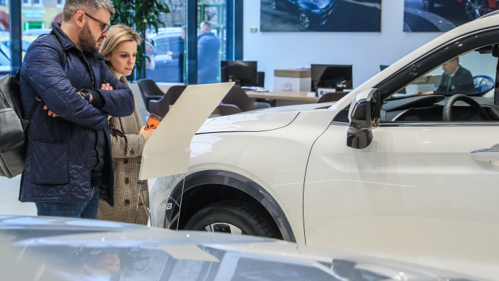 Эксперт Моржаретто объяснил рекордное снижение цен на новые автомобили в России