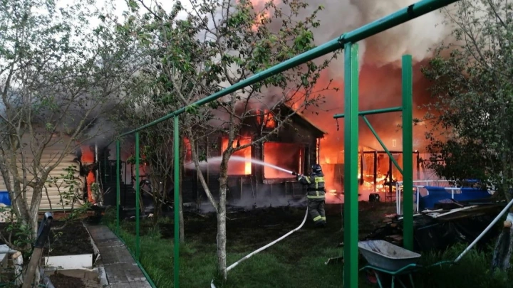 Появилось видео с полыхающим после атаки БПЛА в Чехове домом