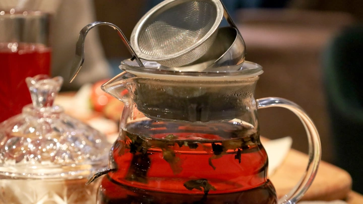 Названа простая добавка, которая полностью нейтрализует всю пользу чая