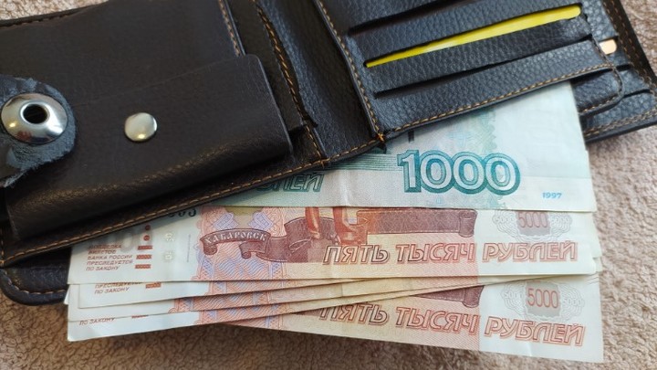 Трём банкам России перекрывают SWIFT. Будут ли последствия