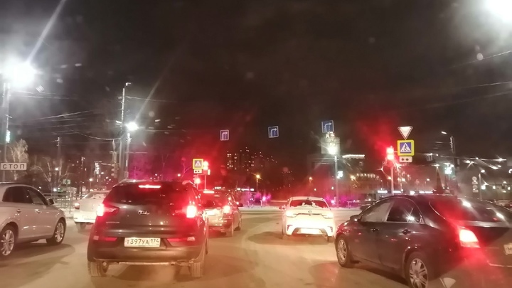 В Челябинске обновили важный перекресток на Университетской набережной