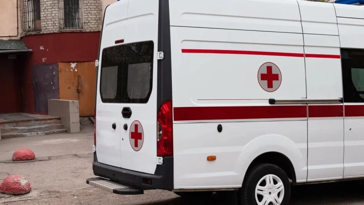 Чёрный дым и зарево от пожара: В Москве на парковке взорвался автомобиль. Ранен человек