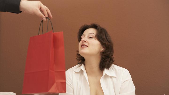 Полёт на параплане, памперсы и сгущёнка: Самые неожиданные подарки учителям