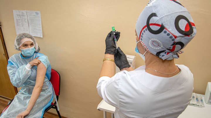 На Украине вакцинируют разбавленной кока-колой: Зеленский, конечно, укололся Спутником