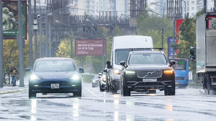 Госдума собирается отбирать автомобили уклонистов, которые они бросили на границе