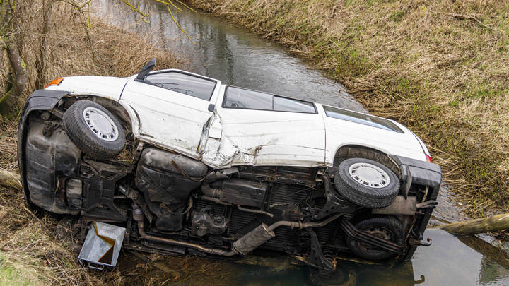 В Краснодаре четверо неизвестных сбросили машину в реку Кубань