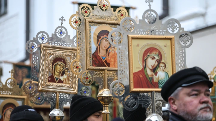 Отменявшая Крестный ход в Находке заммэра отправила сына в Париж