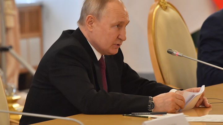 Путин предложил рассмотреть идею перенаправить часть турпотока в Крым через новые регионы