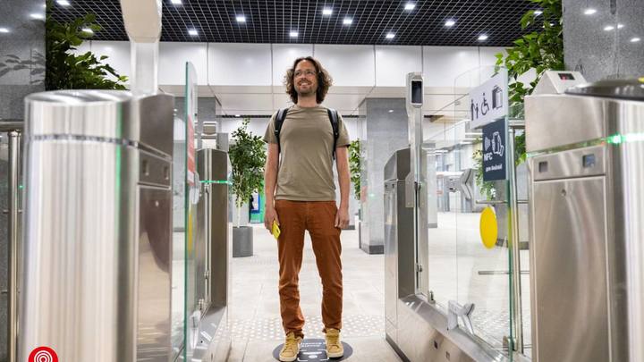 В наземном метро Москвы стала доступна оплата проезда по биометрии
