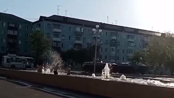 Курганцы в шоке: дети купаются в жару в фонтане с электротоком