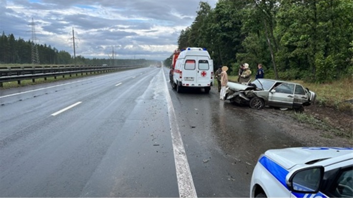 В Самарской области на трассе М-5 ВАЗ протаранил металлическое ограждение и вылетел в кювет