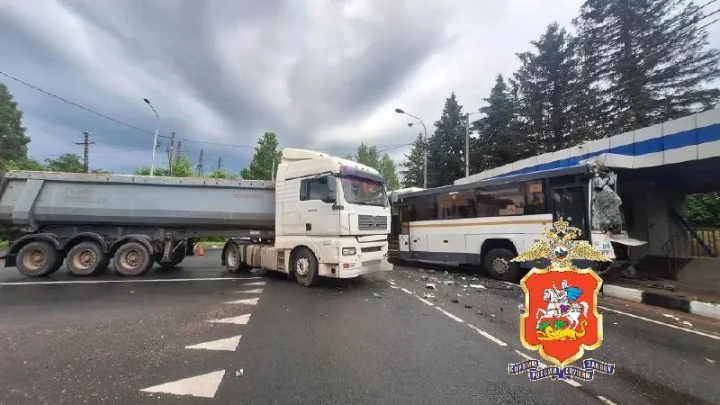 В Подмосковье автобус протаранил пост ГИБДД после столкновения с фурой