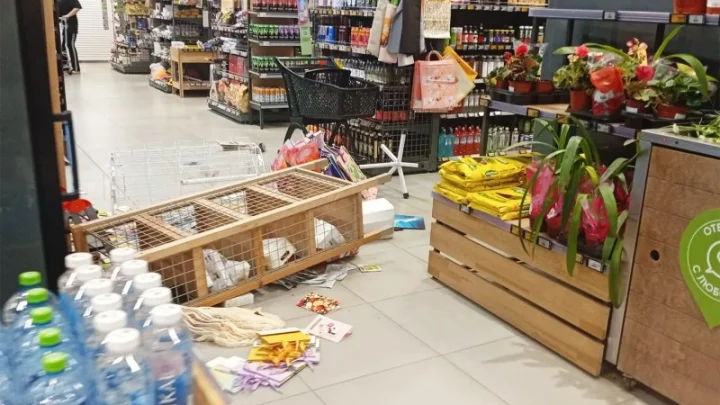 Появились фото с места погрома в супермаркете в Москве