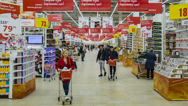 В Новосибирске мужчина избил покупателя в очереди на кассу супермаркета