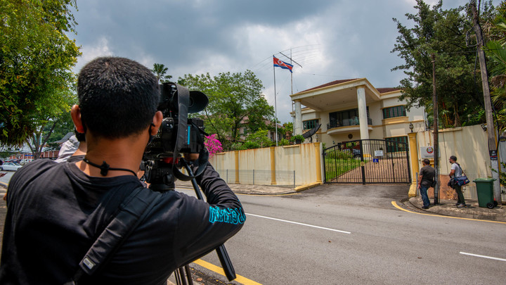 Счастливого возвращения: Из КНДР массово уезжают дипломаты. Их выдавил дефицит