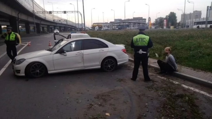 Наркокурьер на белом «Мерседесе» разогнался до 240, уходя от полицейских на КАДе