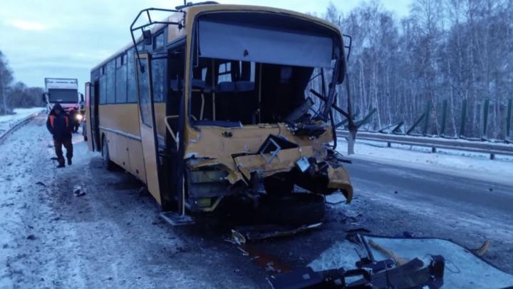 В Челябинской области пассажирский автобус врезался в фуру, есть погибший
