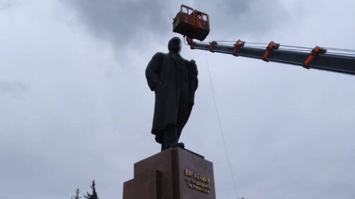 Генеральная уборка: в Челябинске начали отмывать памятники