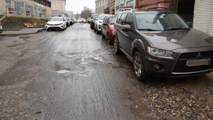 Припаркованные машины помешали ремонту переулка Степанова в Иванове