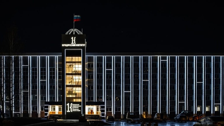 На фото нового корпуса КемГУ кемеровчане заметили необычный символ