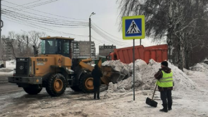 Власти сказали, кто оставляет гигантские сугробы возле дорог в Челябинске