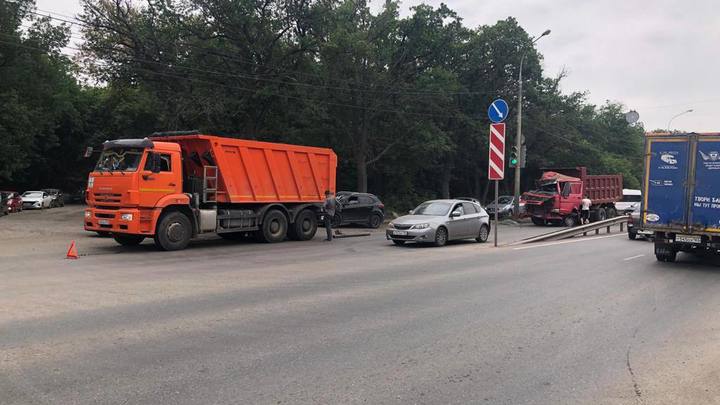 В Самаре лопнувшее колесо стало причиной ДТП с тремя единицами транспорта